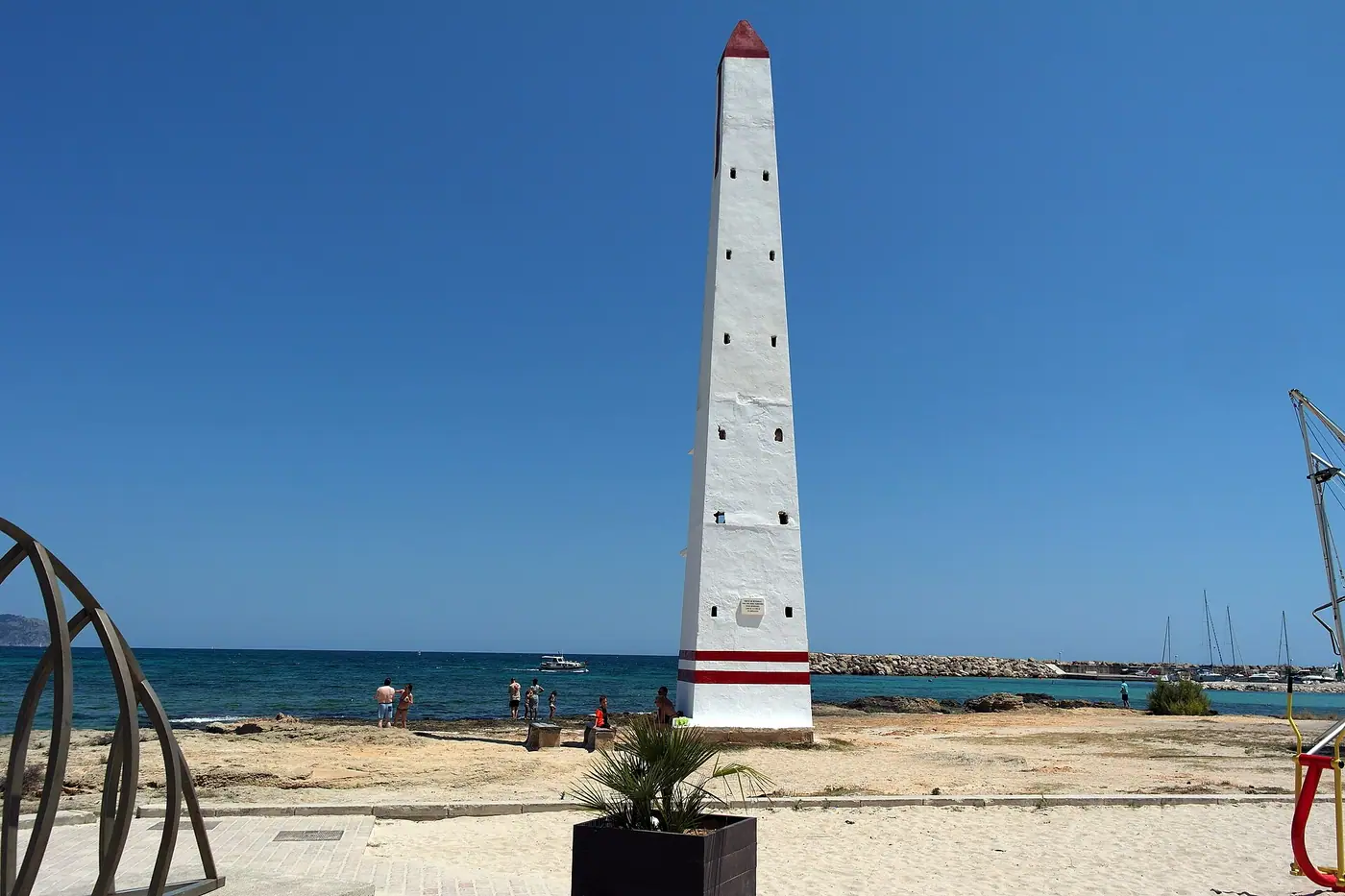 Obélisque de repérage de Son Bauló sous un grand ciel bleu.
