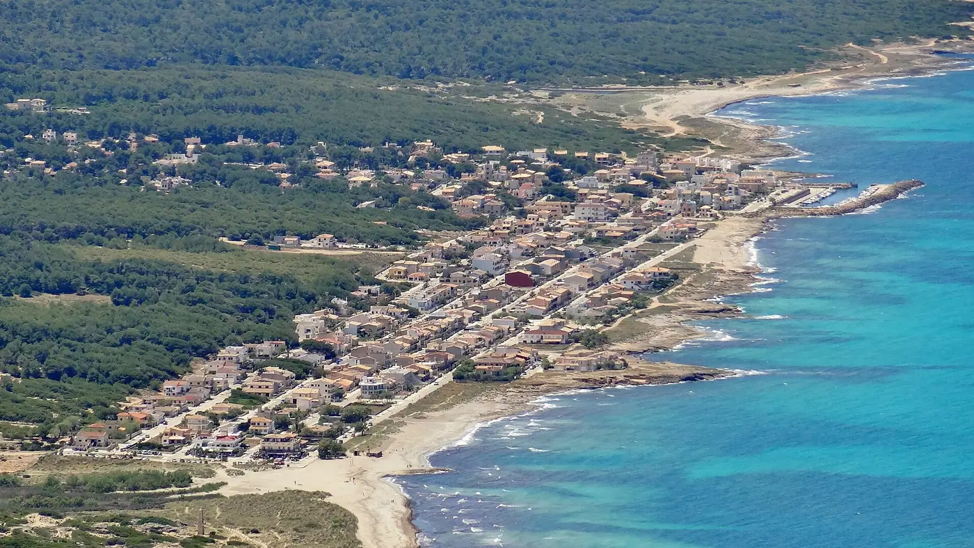 Vue élevée sur la baie et l'urbanisation de Son Serra de Marina, eau turquoise.