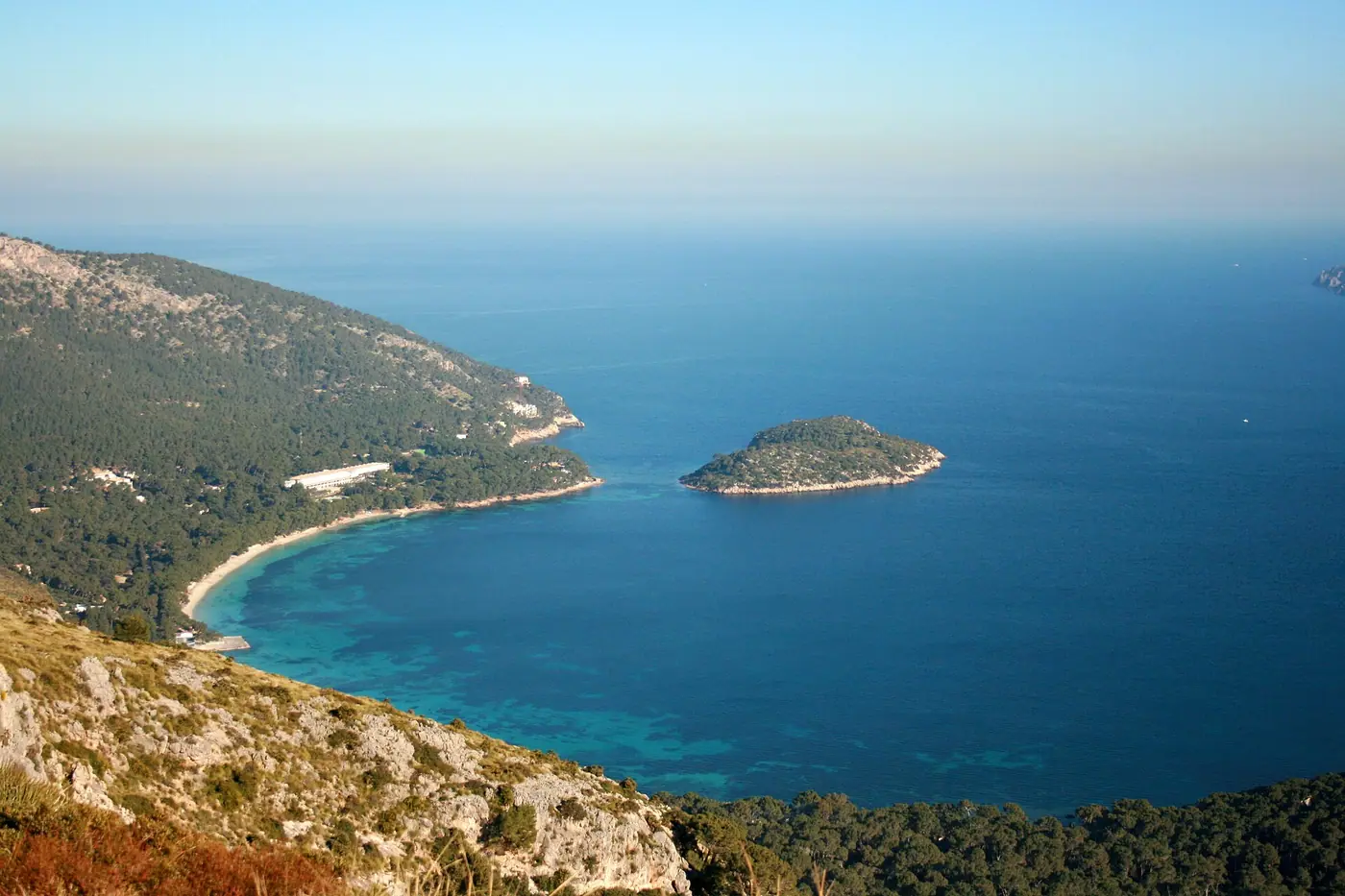 Vue vertigineuse depuis la tour de guet de Talaia d'Albercutx sur la côte découpée.