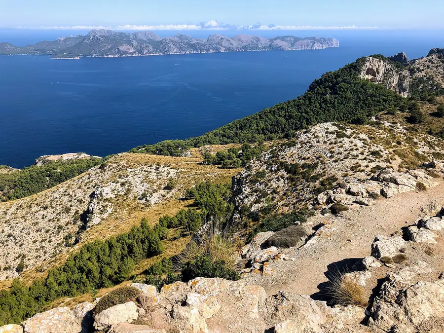 Panorama depuis le sommet de la Talaia d'Alcúdia sur la péninsule de Formentor et la mer.