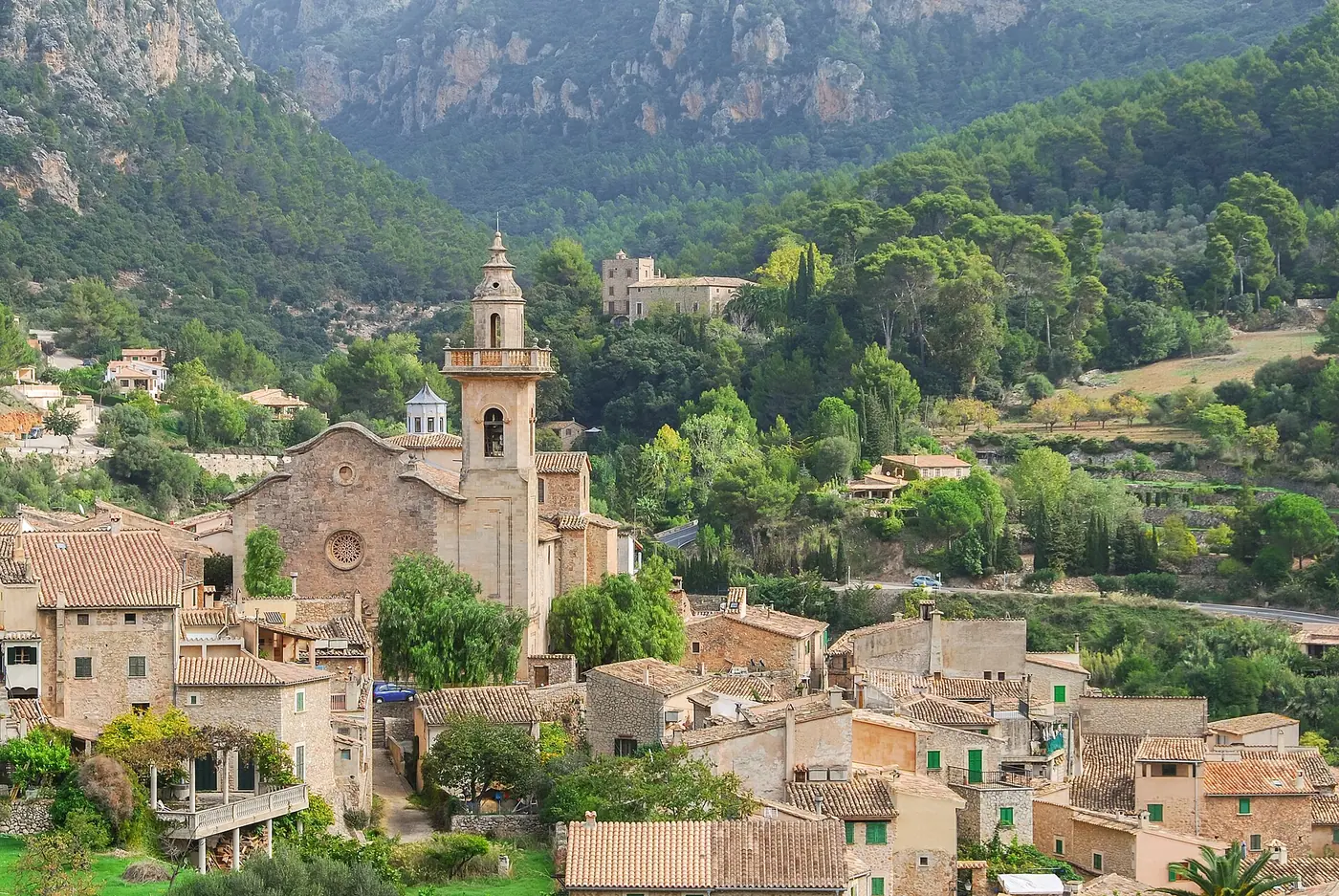 Vue sur le village de Valldemossa et son clocher