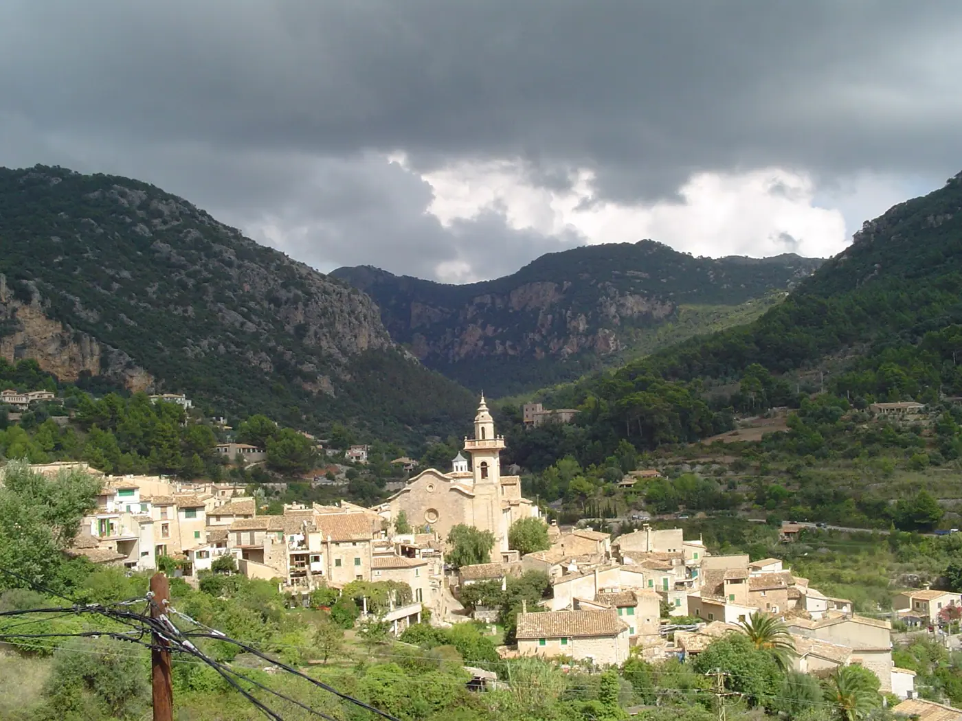 Valldemossa niché dans les collines